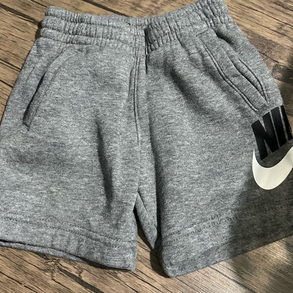 Preowned Nike gray sweat shorts size 2T